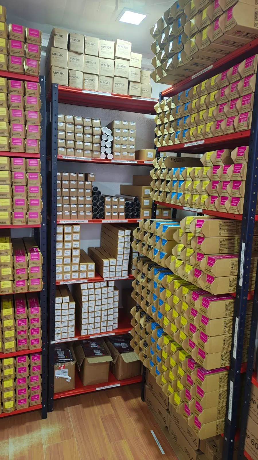 Estantería con tóner en la bodega de Tintason